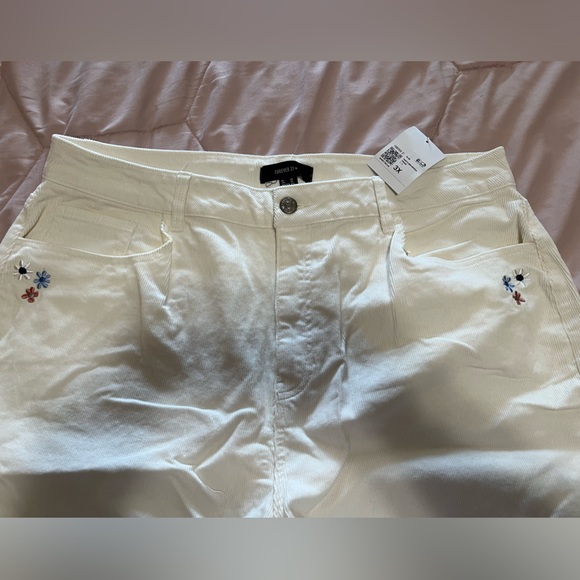 White flare jeans with floral design, perfect for rodeo outfit - Picture 3 of 5